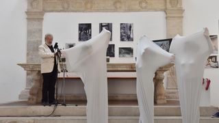 U lozi Narodnog muzeja otvorena je izlozba plakata, fotografija i kostima Zadarskog plesnog ansambla, najstarijeg ansambla suvremenog plesa u Dalmaciji. Izlozba je vezana uz proslavu Dana obrane grada Zadra i 25. godisnjice od osnutka Zadarskog plesnog an
