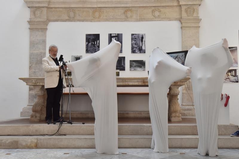 U lozi Narodnog muzeja otvorena je izlozba plakata, fotografija i kostima Zadarskog plesnog ansambla, najstarijeg ansambla suvremenog plesa u Dalmaciji. Izlozba je vezana uz proslavu Dana obrane grada Zadra i 25. godisnjice od osnutka Zadarskog plesnog an