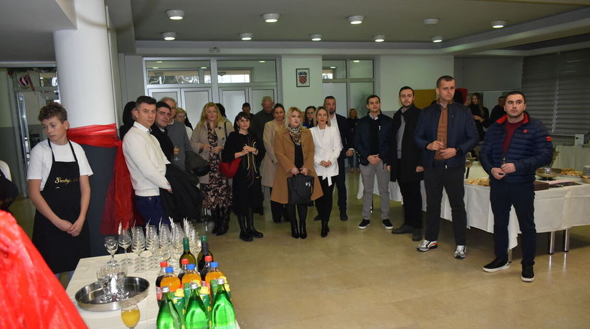 Povezivanje i umrežavanje turističkih dionika destinacije Lika Povezivanje i umrežavanje turističkih dionika destinacije Lika