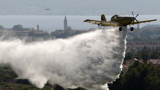 Zadar, 270810
Veliki pozar izbio je danas popodne u Zadru na podrucju izmedju kvarta Bili brig i put Bokanjca. Vatrogasci su i dalje na terenu te se bore sa vatrom da ne dodje do obliznjih kuca.
Foto: Jure Miskovic / CROPIX