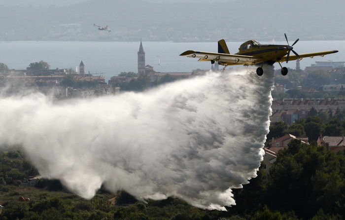 Zadar, 270810
Veliki pozar izbio je danas popodne u Zadru na podrucju izmedju kvarta Bili brig i put Bokanjca. Vatrogasci su i dalje na terenu te se bore sa vatrom da ne dodje do obliznjih kuca.
Foto: Jure Miskovic / CROPIX