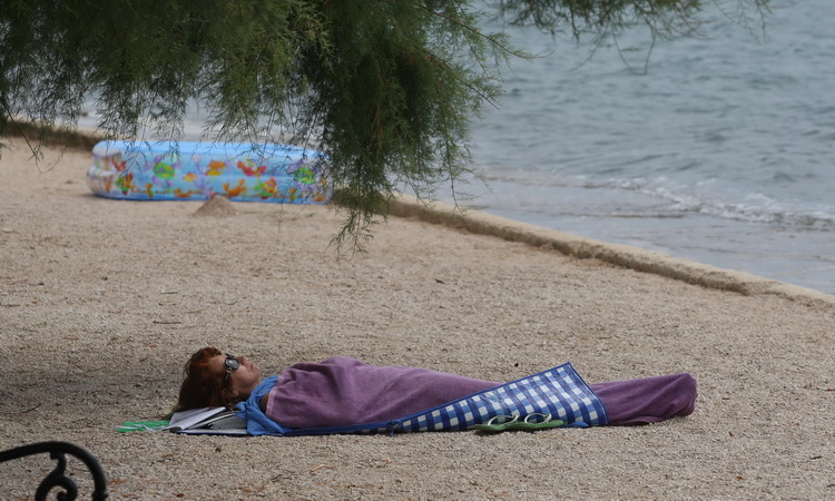 Zadar, 240711.
Oblacno vrijeme, hladni vjetar i valovi dovoljan su razlog sto nema ljudi na zadarskim plazama.
Na slici: plaza Borik.
Foto: Vladimir Ivanov / CROPIX Zadar, 240711.
Oblacno vrijeme, hladni vjetar i valovi dovoljan su razlog sto nema ljudi na zadarskim plazama.
Na slici: plaza Borik.
Foto: Vladimir Ivanov / CROPIX