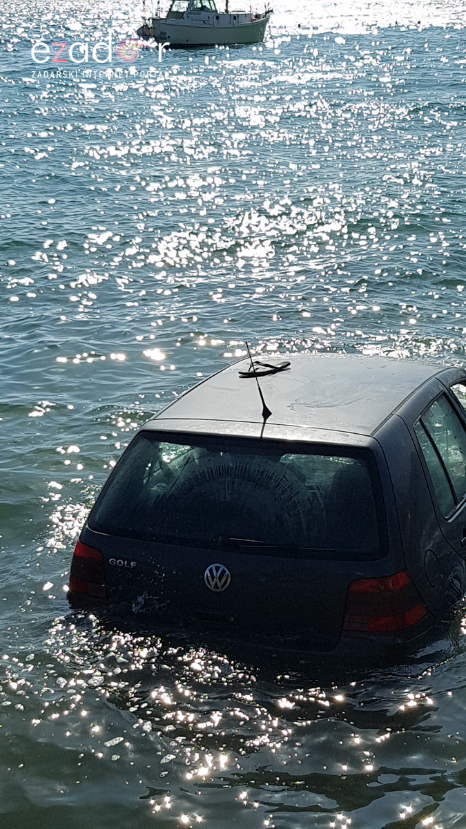Divljao golfom po Brodarici pa završio u moru kod HAZU-a Divljao golfom po Brodarici pa završio u moru kod HAZU-a
