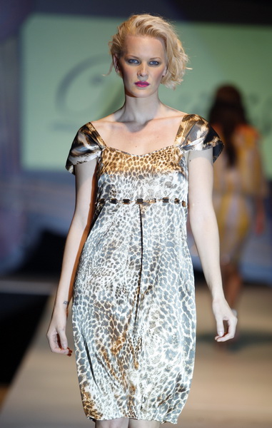 Zadar, 160711.
Druga vecer Zadar Fashion Nightsa, kojeg organiziraju Stefany Hohnjec i Aleksandra Grdic. Revije se odrzavaju na Forumu kraj crvke Sv Donata.
Foto: Jure Miskovic / CROPIX Zadar, 160711.
Druga vecer Zadar Fashion Nightsa, kojeg organiziraju Stefany Hohnjec i Aleksandra Grdic. Revije se odrzavaju na Forumu kraj crvke Sv Donata.
Foto: Jure Miskovic / CROPIX