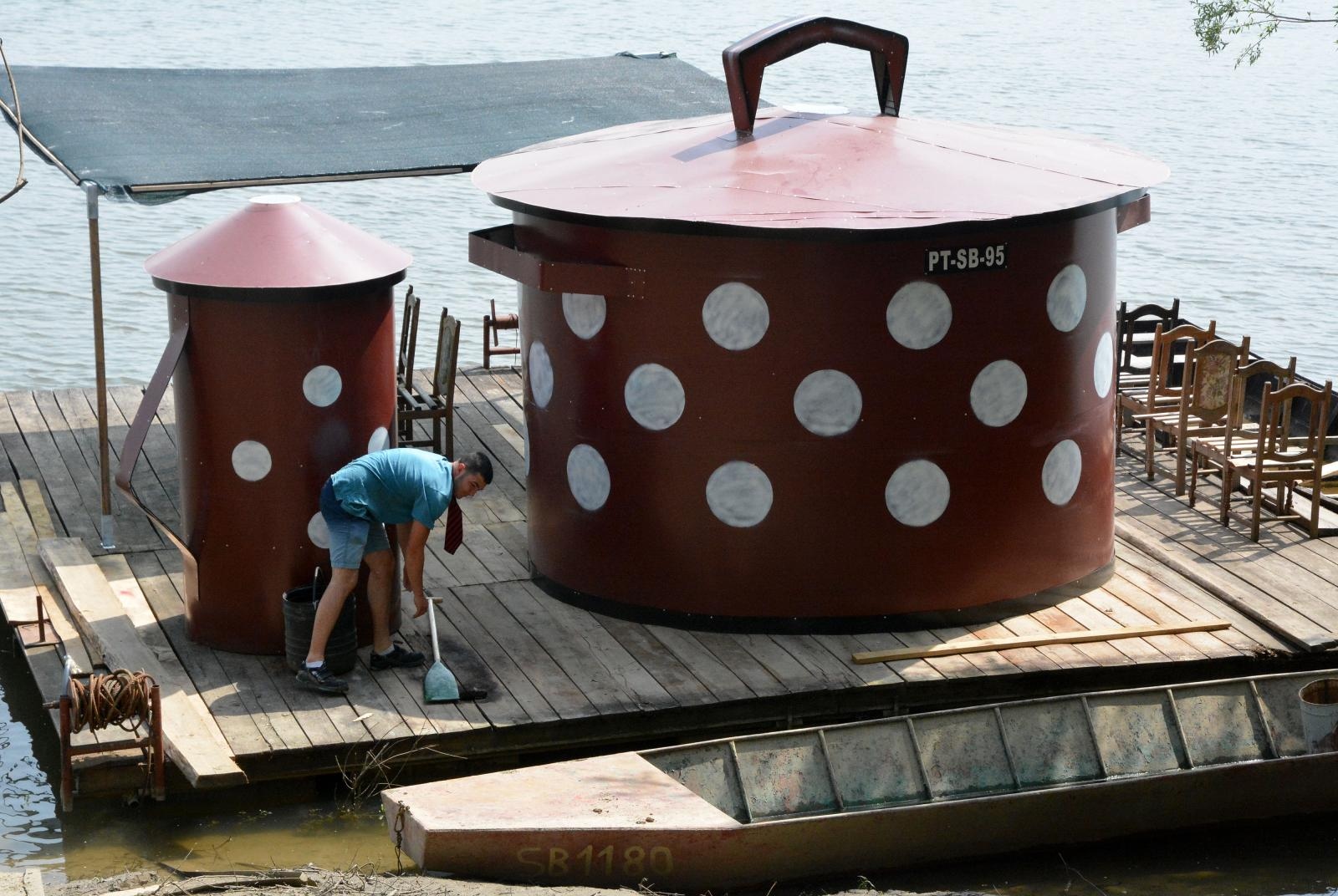 Uskoci: Dok plovimo na splavi, boravimo u loncima – otac i tri sina vlasnici zanimljivog plovila Uskoci: Dok plovimo na splavi, boravimo u loncima – otac i tri sina vlasnici zanimljivog plovila