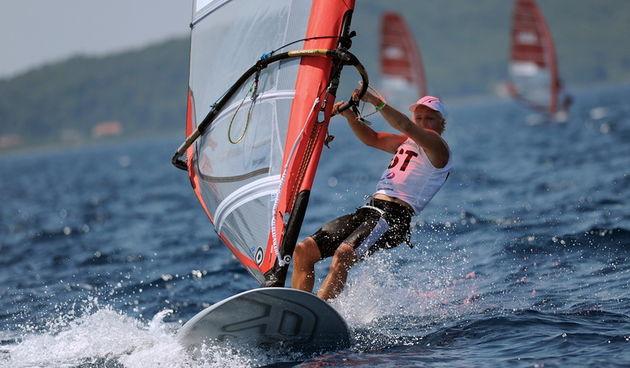 Zadar, 120711.
ISAF svjetsko juniorsko prvenstvo
Zadar 2011, 07.-15. srpanj 2011.
Sesti je dan svjetskog prvenstva u jedrenju koje se odrzava u organizaciji  jedrlicarskog kluba Uskok.  Danasnji dan je dan odmora za sve jedrlicare osim za jedrilicare na d