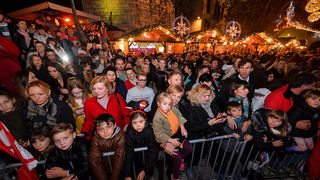 Deset tisuća posjetitelja uživalo u otvorenju Adventa u Zadru- koncertu Ivana Zaka i vatrometu