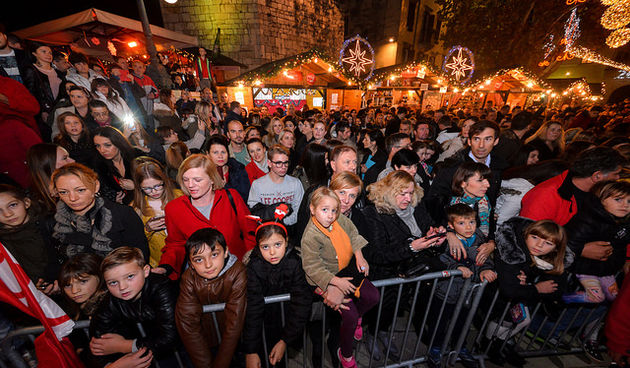 Deset tisuća posjetitelja uživalo u otvorenju Adventa u Zadru- koncertu Ivana Zaka i vatrometu