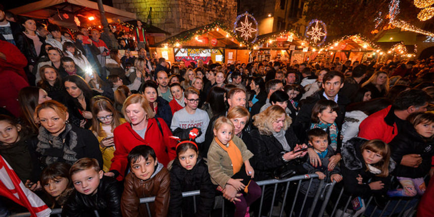Deset tisuća posjetitelja uživalo u otvorenju Adventa u Zadru- koncertu Ivana Zaka i vatrometu