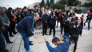 04.04.2014., Zadar – Australac Jason Grdovich zaprosio je svoju djevojku na Morskim Orguljama nakon devet godina veze, a cinu su svjedocili popularni pjevac Mladen Grdovic, gradonacelnik Bozidar Kalmeta, predsjednik zadarske TZ Zvonko Supe te mnogi medi