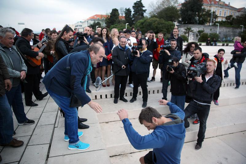 04.04.2014., Zadar – Australac Jason Grdovich zaprosio je svoju djevojku na Morskim Orguljama nakon devet godina veze, a cinu su svjedocili popularni pjevac Mladen Grdovic, gradonacelnik Bozidar Kalmeta, predsjednik zadarske TZ Zvonko Supe te mnogi medi