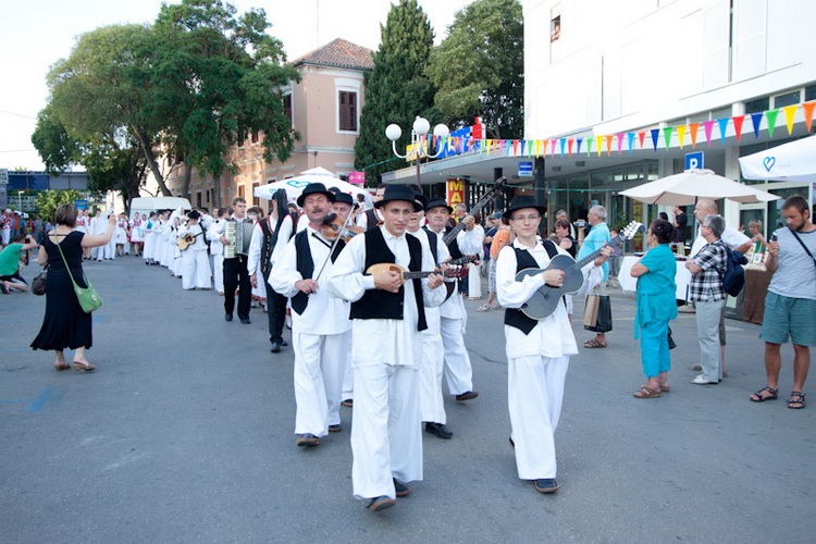 Biograd: 6. Dugi svehrvatski eno-eko-gastro-etno stol, Foto: Franjo Jurić Biograd: 6. Dugi svehrvatski eno-eko-gastro-etno stol, Foto: Franjo Jurić