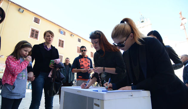 Narodni trg: Potpisivanje peticije za azil, foto: Iva Perincic