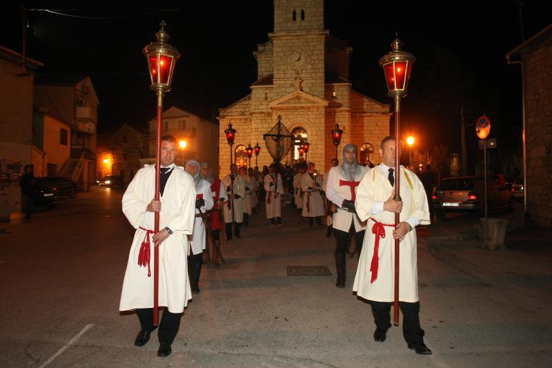 Koncertom bratovštine Presvetog oltarskog sakramenta župe Marijina Uznesenja iz Jelse na otoku Hvaru, obilježene su pjesme Velikog tjedna i procesija Za Križen, Foto: Dino Stanin/PIXSELL