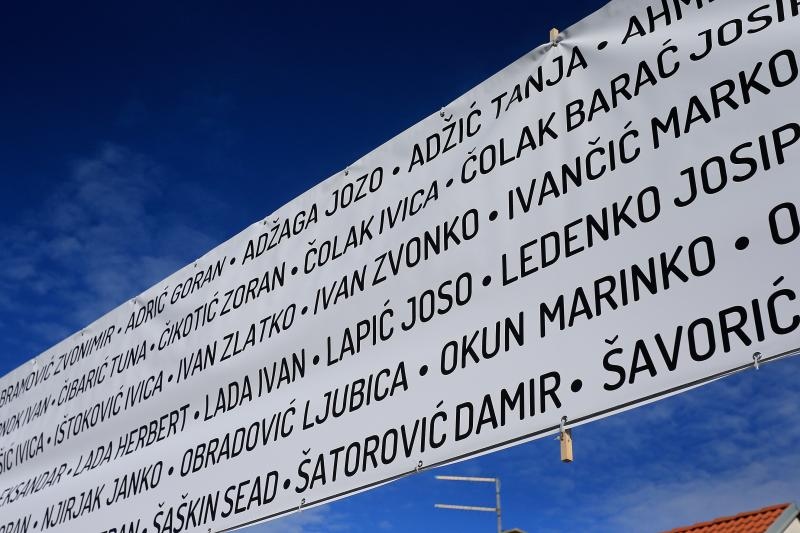 Na Mitnici postavljen banner dužine 210 metara s imenima heroja Vukovara, Foto: Davor Javorović/PIXSELL Na Mitnici postavljen banner dužine 210 metara s imenima heroja Vukovara, Foto: Davor Javorović/PIXSELL
