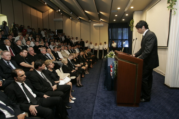 Split, 270611.
Danas je u kino sali na poljudskom stadionu odrzana komemoracija za preminulog Tomislava Ivica nogometnog trenera.
Predsjednik Hajduka Hrvoje Males
Foto: Jakov Prkic / Cropix Split, 270611.
Danas je u kino sali na poljudskom stadionu odrzana komemoracija za preminulog Tomislava Ivica nogometnog trenera.
Predsjednik Hajduka Hrvoje Males
Foto: Jakov Prkic / Cropix