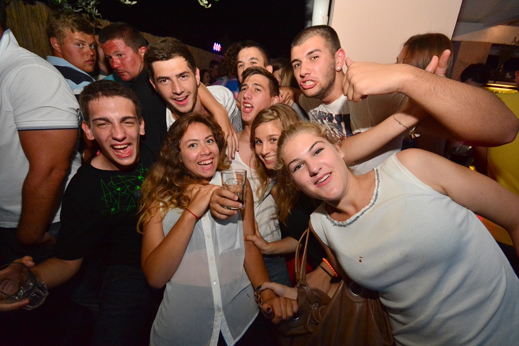 Subotnja zabava u Noštromo i Vagabundo barovima na Viru ; foto Iva Perinčić