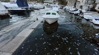 Sibenik – Zbog velike plime u gradu poplavio dio rive u starom dijelu grada Dolcu. Photo: Hrvoje Jelavic/PIXSELL