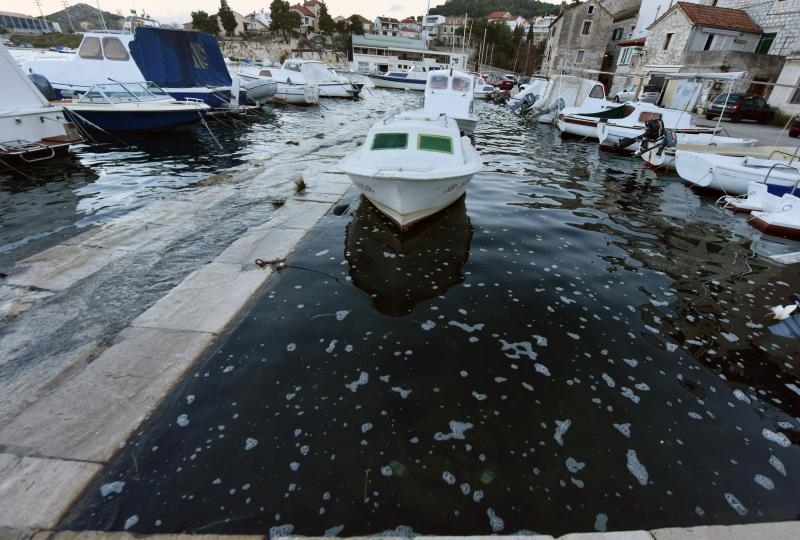 Sibenik – Zbog velike plime u gradu poplavio dio rive u starom dijelu grada Dolcu. Photo: Hrvoje Jelavic/PIXSELL