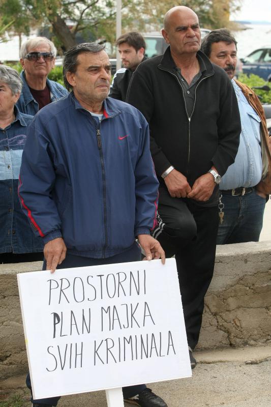Ispred zgrade Općine Vir održan je prosvjed mještana i udruge Vir bez podjela na kojem su okupljeni izrazili svoje nezadovoljstvo politikom aktualne vlasti.  Photo: Dino Stanin/PIXSELL