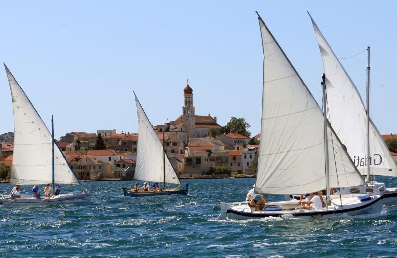 Betina: Održana tradicionalna regata za dušu i tilo, Foto: Duško Jaramaz/PIXSELL Betina: Održana tradicionalna regata za dušu i tilo, Foto: Duško Jaramaz/PIXSELL