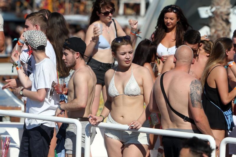 Zrće: Prvi dan Hideout festivala privukao nekoliko tisuća turista, Photo: Dalibor Urukalovic/PIXSELL Zrće: Prvi dan Hideout festivala privukao nekoliko tisuća turista, Photo: Dalibor Urukalovic/PIXSELL