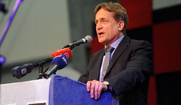 Benkovac, 180313.
23. godisnjica osnutka benkovackog HDZ-a. Na proslavu u skolsku dvoranu OS Benkovac stigao je i Tomislav Karamarko, a zapjevao je Mate Bulic.
Na fotografiji: Bozidar Kalmeta.
Foto: Luka Gerlanc / CROPIX