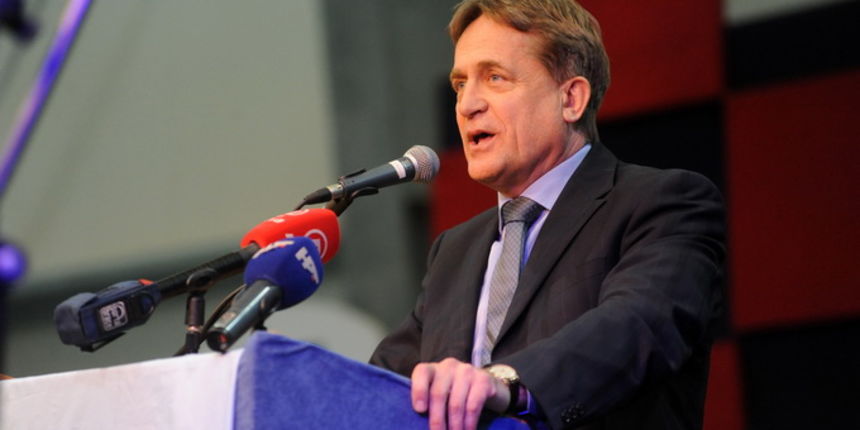 Benkovac, 180313.
23. godisnjica osnutka benkovackog HDZ-a. Na proslavu u skolsku dvoranu OS Benkovac stigao je i Tomislav Karamarko, a zapjevao je Mate Bulic.
Na fotografiji: Bozidar Kalmeta.
Foto: Luka Gerlanc / CROPIX Benkovac, 180313.
23. godisnjica osnutka benkovackog HDZ-a. Na proslavu u skolsku dvoranu OS Benkovac stigao je i Tomislav Karamarko, a zapjevao je Mate Bulic.
Na fotografiji: Bozidar Kalmeta.
Foto: Luka Gerlanc / CROPIX