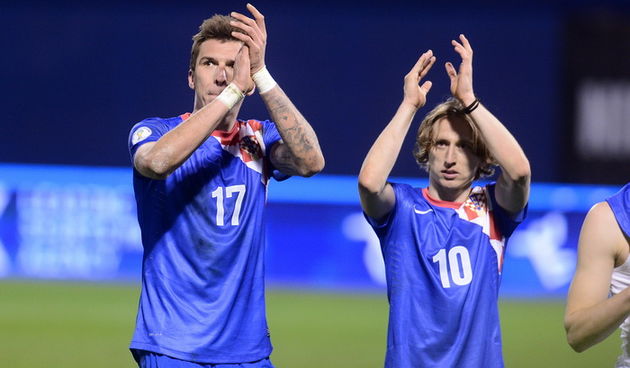 Zagreb, 220313.
Stadion Maksimir.
Kvalifikacijska utakmica za Svjetsko prvenstvo u Brazilu, 2014. godine, izmedju reprezentacija Hrvatske i Srbije.
Na slici: Mario Mandzukic i Luka Modric.
Foto: Goran Mehkek / CROPIX