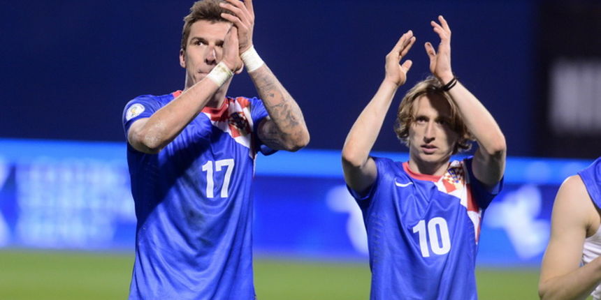 Zagreb, 220313.
Stadion Maksimir.
Kvalifikacijska utakmica za Svjetsko prvenstvo u Brazilu, 2014. godine, izmedju reprezentacija Hrvatske i Srbije.
Na slici: Mario Mandzukic i Luka Modric.
Foto: Goran Mehkek / CROPIX