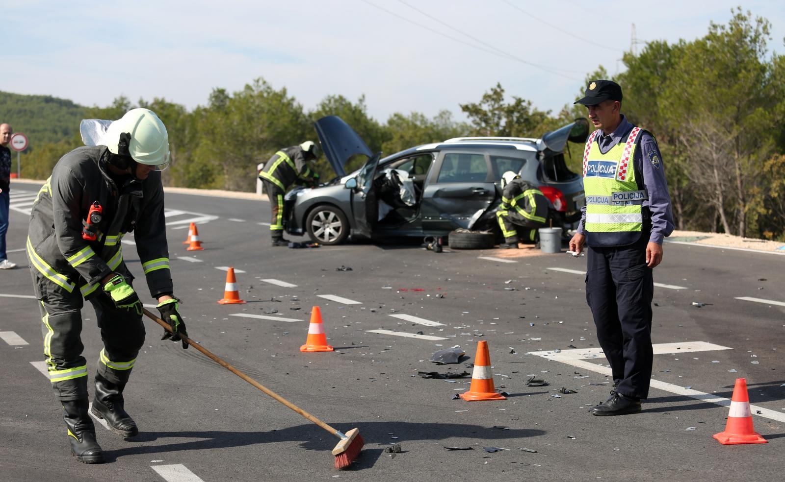Dvoje ozlijeđenih u sudaru dva automobila na vodičkoj obilaznici, intervenirali i vatrogasci Dvoje ozlijeđenih u sudaru dva automobila na vodičkoj obilaznici, intervenirali i vatrogasci