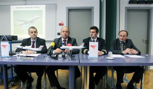 11.10.2013., Zagreb – Zracna Luka Pleso, konferencija za medije povodom uzastopnih incidenata sa zrakoplovima Croatia Airlines, prije samog obilazaka hangara u kojemu se obavljaju tehnicki poslovi na zrakoplovima Croatia Airlinesa inozemnih aviokompanij