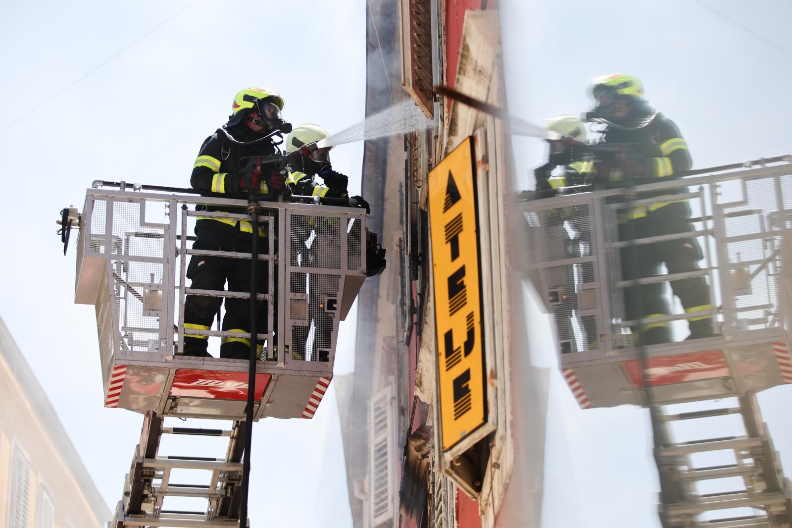 Veliki požar izbio u zgradi na Narodnom trgu Veliki požar izbio u zgradi na Narodnom trgu