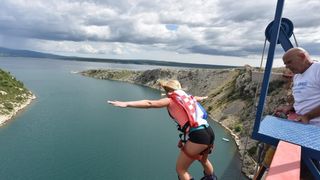 Otvorena sezona bungee jumpinga sa starog Masleničkog mosta. Photo: Hrvoje Jelavić/PIXSELL Otvorena sezona bungee jumpinga sa starog Masleničkog mosta. Photo: Hrvoje Jelavić/PIXSELL