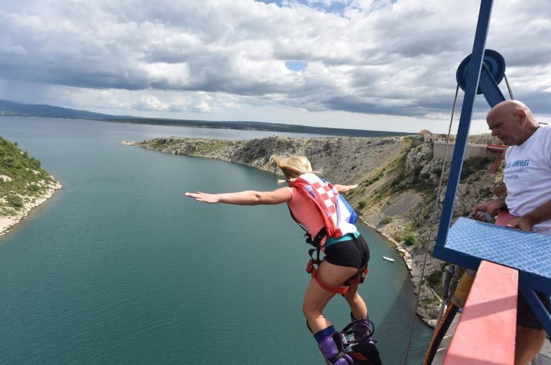Otvorena sezona bungee jumpinga sa starog Masleničkog mosta. Photo: Hrvoje Jelavić/PIXSELL Otvorena sezona bungee jumpinga sa starog Masleničkog mosta. Photo: Hrvoje Jelavić/PIXSELL