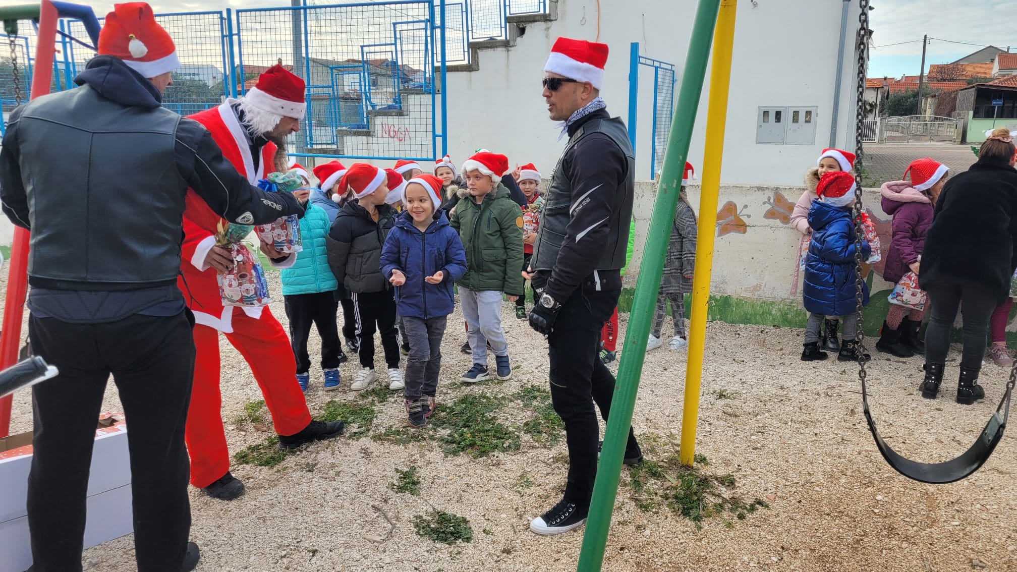 Bibinje: Moto mrazovi razveselili mališane Bibinje: Moto mrazovi razveselili mališane