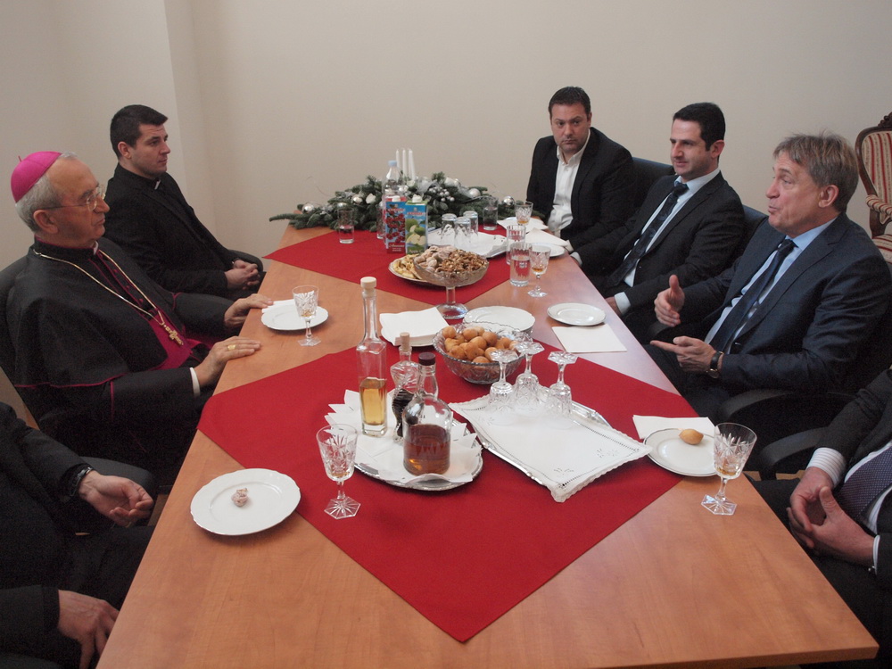 Nadbiskup Puljić primio Kalmetu i Zrilića sa suradnicima Nadbiskup Puljić primio Kalmetu i Zrilića sa suradnicima