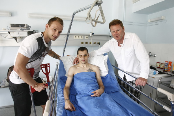 Split, 050611.
Na Odjelu neurokirurgije KBC-a Split nogometasa Dragu Gabrica , koji je stradao u teskoj prometnoj nesreci koja se dogodila 23. svibnja, posjetio je nogometas Ivan Rakitic. Na fotografiji: Ivan Rakitic, Drago i Tonci Gabric.
Foto: Vladimir Split, 050611.
Na Odjelu neurokirurgije KBC-a Split nogometasa Dragu Gabrica , koji je stradao u teskoj prometnoj nesreci koja se dogodila 23. svibnja, posjetio je nogometas Ivan Rakitic. Na fotografiji: Ivan Rakitic, Drago i Tonci Gabric.
Foto: Vladimir