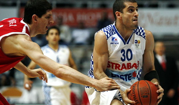 Zadar, 190510. Dvorana Kresimira Cosica.Kosarkaska utakmica KK Zadar – KK Cedevita.  Na slici: igrac Zadra (bijeli) Vedran Morovic.Foto: Jure Miskovic / CROPIX