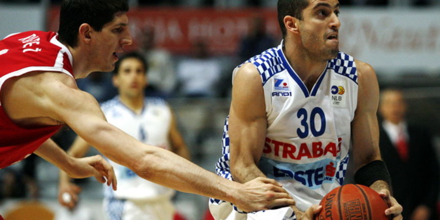 Zadar, 190510. Dvorana Kresimira Cosica.Kosarkaska utakmica KK Zadar – KK Cedevita. Na slici: igrac Zadra (bijeli) Vedran Morovic.Foto: Jure Miskovic / CROPIX Zadar, 190510. Dvorana Kresimira Cosica.Kosarkaska utakmica KK Zadar – KK Cedevita. Na slici: igrac Zadra (bijeli) Vedran Morovic.Foto: Jure Miskovic / CROPIX