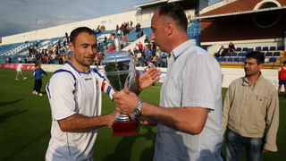 Zadar, 190510.
Nogometni stadion na Stanovima. Nogometna utakmica finala kupa Zadarske zupanije izmedju Zadra i Velebita iz Benkovca. Benkovcani su slavili nakon jedanajsteraca.
Na fotografiji: Davor Klapan prima pehar iz ruku Nikse Cirjaka clanom izvrsno Zadar, 190510.
Nogometni stadion na Stanovima. Nogometna utakmica finala kupa Zadarske zupanije izmedju Zadra i Velebita iz Benkovca. Benkovcani su slavili nakon jedanajsteraca.
Na fotografiji: Davor Klapan prima pehar iz ruku Nikse Cirjaka clanom izvrsno