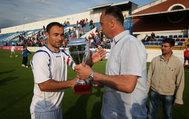 Zadar, 190510.
Nogometni stadion na Stanovima. Nogometna utakmica finala kupa Zadarske zupanije izmedju Zadra i Velebita iz Benkovca. Benkovcani su slavili nakon jedanajsteraca.
Na fotografiji: Davor Klapan prima pehar iz ruku Nikse Cirjaka clanom izvrsno Zadar, 190510.
Nogometni stadion na Stanovima. Nogometna utakmica finala kupa Zadarske zupanije izmedju Zadra i Velebita iz Benkovca. Benkovcani su slavili nakon jedanajsteraca.
Na fotografiji: Davor Klapan prima pehar iz ruku Nikse Cirjaka clanom izvrsno