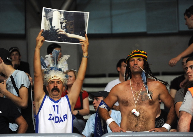 Zagreb, 100610.
Savska cesta 30, kosarkaski centar Drazen Petrovic, seniori, susret KK Cibona i KK Zadar, 5. odlucujuca utakmica za naslov prvaka Hrvatske.
Na slici: navijaci Zadra.
Foto: Damir Krajac / CROPIX Zagreb, 100610.
Savska cesta 30, kosarkaski centar Drazen Petrovic, seniori, susret KK Cibona i KK Zadar, 5. odlucujuca utakmica za naslov prvaka Hrvatske.
Na slici: navijaci Zadra.
Foto: Damir Krajac / CROPIX
