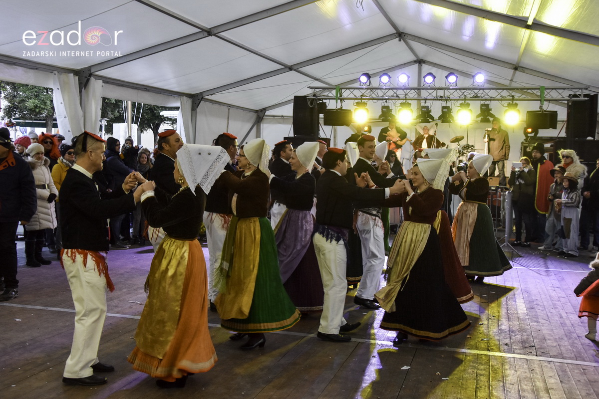 Paški zimski karneval 2018: Karnevalska povorka prošla ulicama grada do Pijace