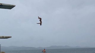 3, 2, 1: Trojica mladih Zadrana na Božić skočila sa skakaonice na bazenu 3, 2, 1: Trojica mladih Zadrana na Božić skočila sa skakaonice na bazenu