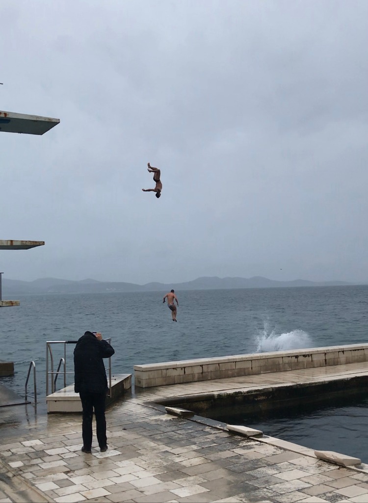 3, 2, 1: Trojica mladih Zadrana na Božić skočila sa skakaonice na bazenu 3, 2, 1: Trojica mladih Zadrana na Božić skočila sa skakaonice na bazenu