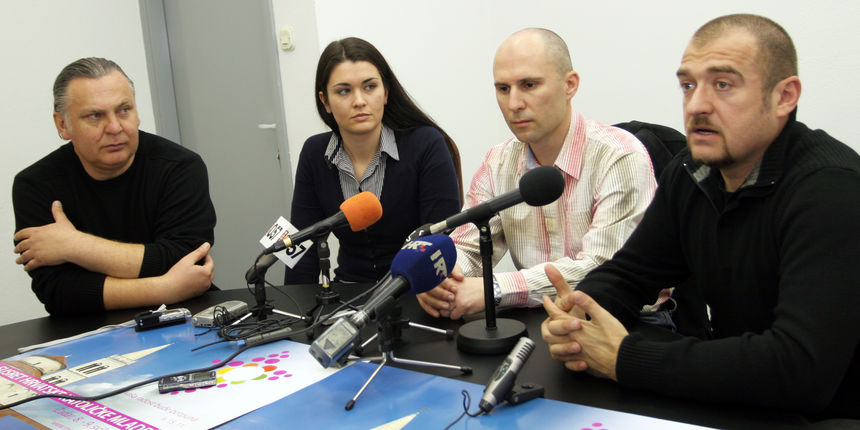 Na fotografiji: (s lijeva) Denis Juricic klapa Kontrada, Martina Grginovic solistica, Tomislav Pehar skladatelj himne i don Zdenko Dundovic koordinator Susreta hrvatske katolicke misije. Foto: Branislav Grgurovic /CROPIX Na fotografiji: (s lijeva) Denis Juricic klapa Kontrada, Martina Grginovic solistica, Tomislav Pehar skladatelj himne i don Zdenko Dundovic koordinator Susreta hrvatske katolicke misije. Foto: Branislav Grgurovic /CROPIX