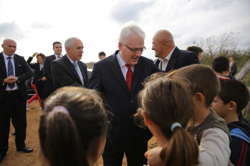 09.11.2013., Tinj – Predsjednik RH Ivo Josipovic posjetio je poljoprivrednike u Tinju te poljoprivrednu zadrugu Maraska Tinj koja je vazan dobavljac visnje maraske za zadarsku tvrtku Maraska d.d. Photo: Filip Brala/PIXSELL