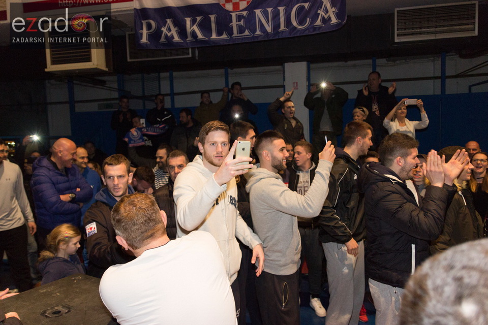 Humanitarno gledanje utakmice Zadar-Cibona (85-84) u Jazinama Humanitarno gledanje utakmice Zadar-Cibona (85-84) u Jazinama