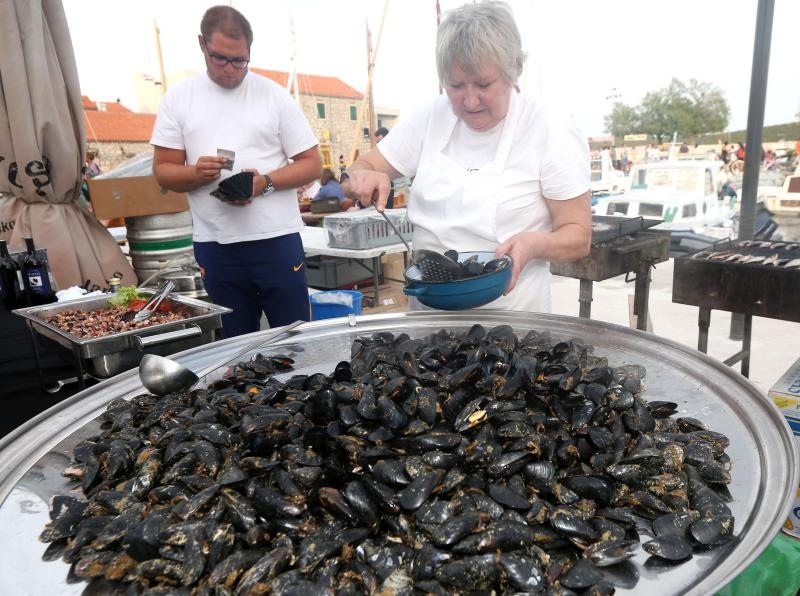 Betina: Održana 49. fešta od školjaka – Dan brganje. Photo: Duško Jaramaz/PIXSELL